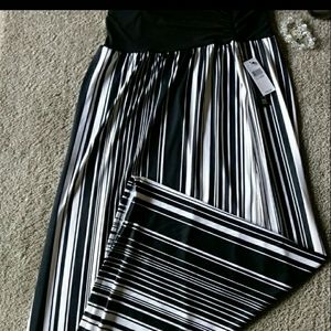 A NWT Apt 9 black and white striped skirt